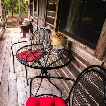 Cowboy Cabin, come sit under the trees