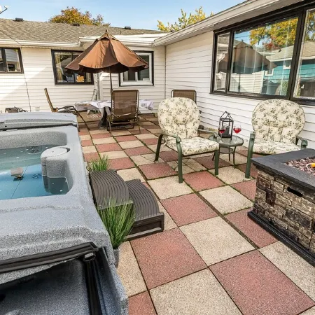 Quiet Suburban Home Minutes from Airport, Niagara Falls + all major attractions.
