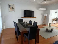 Exquisitely furnished house walking distance to AFL Mars Stadium Hotels in Ballarat North