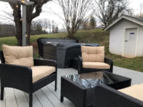 Country Setting.  City Convenience. Hot Tub