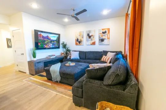 New townhome. Private hot tub! 30 minutes to Zions. EV Charger plug