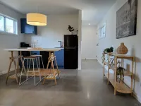 Paradise Palms Bungalow - New Private Studio with easy stroll to surf n sand