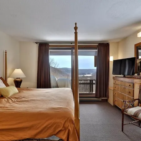 Bright, Family-Friendly Lake View House Close to Okemo, Killington, Pico,  Lakes