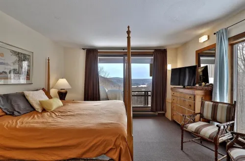 Bright, Family-Friendly Lake View House Close to Okemo, Killington, Pico,  Lakes