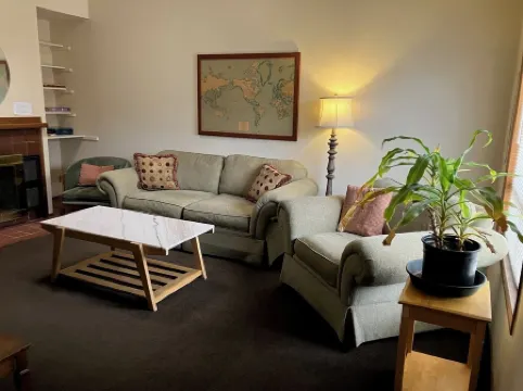 Cozy Apartment Blocks from Downtown Eugene