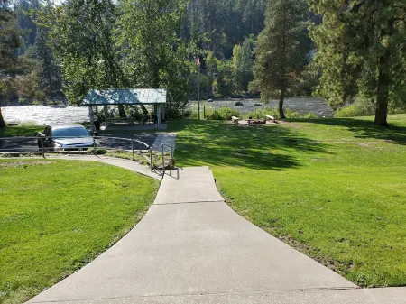 Quiet apartment along the river located about 4 miles east of Leavenworth.
