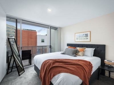King Bed Living in Heart of the CBD, With Parking