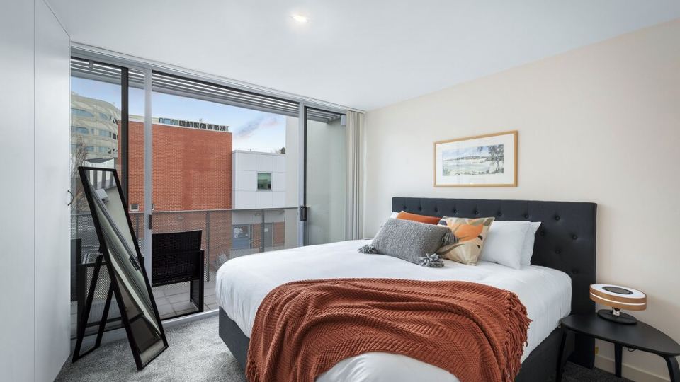 King Bed Living in Heart of the CBD, With Parking