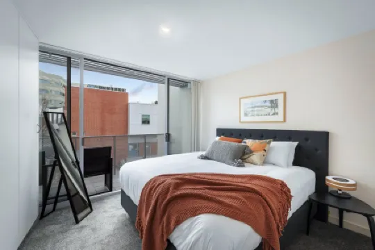 King Bed Living in Heart of the CBD, With Parking