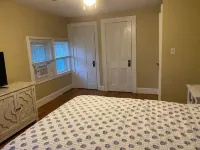 BEACH BUM CARRIAGE HOUSE with kayaks - steps to beach, park, marinas & brewery!