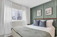 2Bd/2BA Condo with Pool and on Free Bus Route!