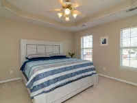 King Bed Near Lake Willastein Park