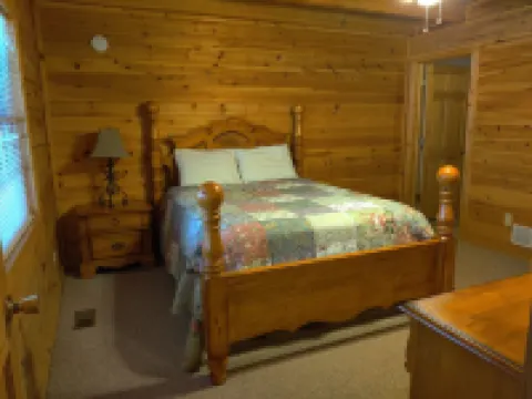 Lovie's Hillside Lodge nestled into 5 wooded acres 格林酒店