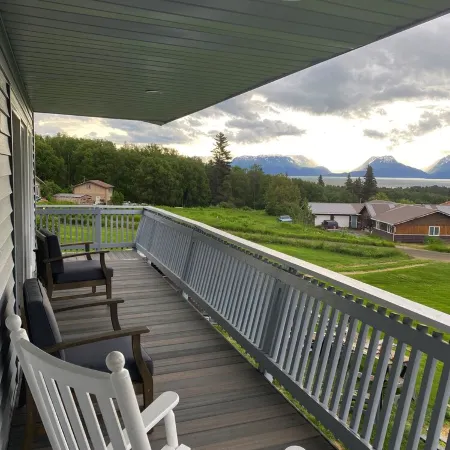 HomerHouse907 Family Friendly-5BR, 3BA, close to town. Huge yard, great stay!
