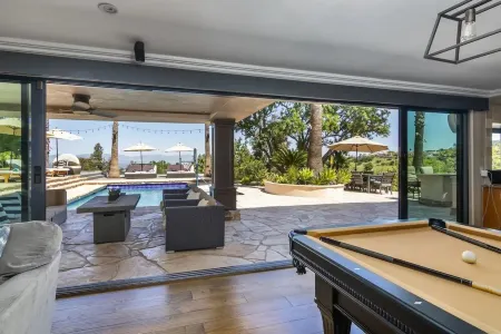 Gorgeous unique villa W/pool, spa & SWEEPING view