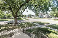 Stylish & Comfy Downtown Retreat: Queen Bed + Sofa Bed - Laundry - Free Parking!