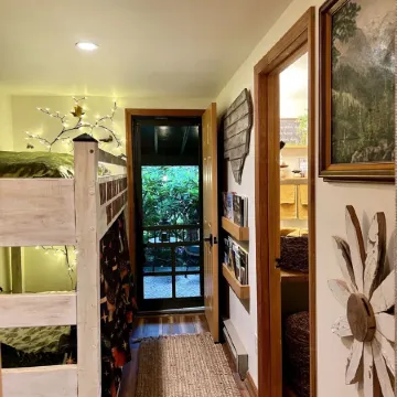 Amazing Whimsical Mtn Cabin! Pet Friendly, Hot Tub, Fireplace, Winery, Skiing