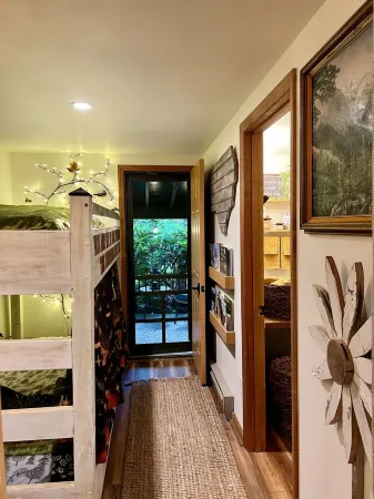 Amazing Whimsical Mtn Cabin! Pet Friendly, Hot Tub, Fireplace, Winery, Skiing