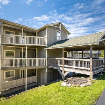 Newly Renovated Snowshoe Summit Condo 101A 3BR/2BA Near Ski Village W/Parking!