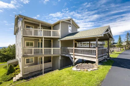 Newly Renovated Snowshoe Summit Condo 101A 3BR/2BA Near Ski Village W/Parking!