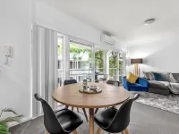 Convenient & Comfy! ~ 2Bed, 2Bath, 2Car, Balcony Hotels in Indooroopilly