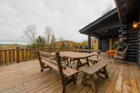 Amber Acres Lodge; Spacious Log Cabin with Mountain Views and Lake Access