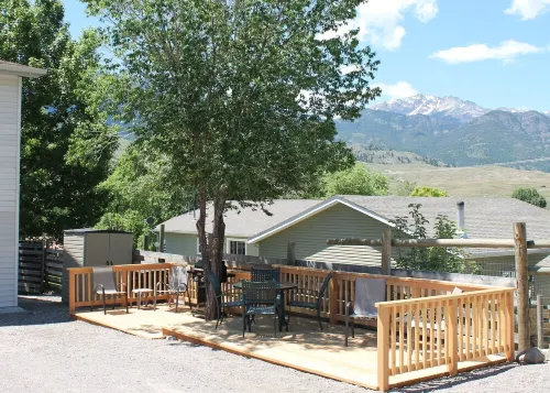 Arch View Studio, at Yellowstone National Park Entrance. - 3-نجوم