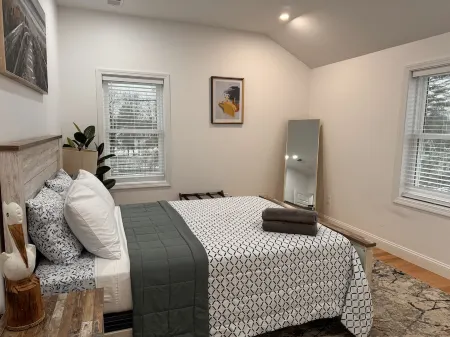 Luxury and Modern  Apt near Mall/ Hospital