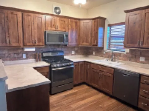 Charming Farmhouse-2 bedroom in a quiet country setting only minutes from town.