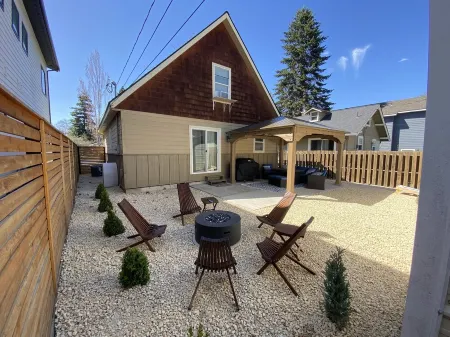 Charming Sanders Beach House — short walk to downtown and beach!