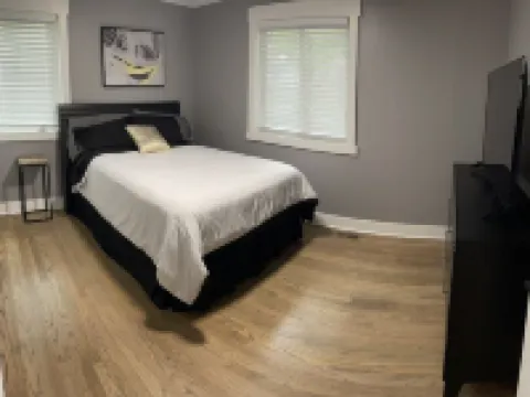 Freshly Remodeled Cozy Home Hotels in Des Plaines