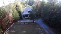 'CREEK-N-AWESOME'  Luxury Creek Cabin /Trout Fishing/Hot Tub/PET FRIENDLY