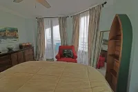 Luxury 2 bd 2 ba Beach Front - Top-Floor, Golf, pools, hot tub, walk to grocery Hotel a Daytona Beach Shores