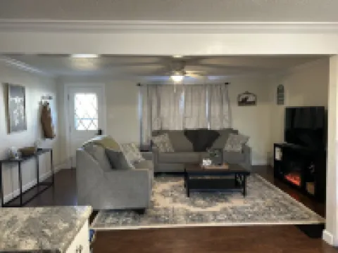 Cozy Three bedroom home in Central Farmington