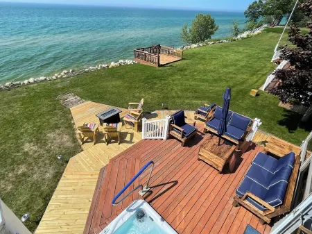 New! Luxurious 5-bedroom home on Lake Michigan w/hot tub and lake access—Mears