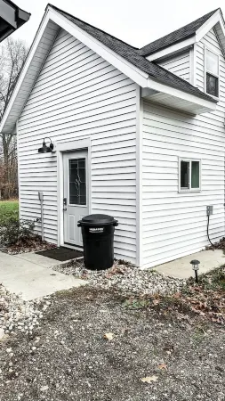 Tiny House + workspace + acreage + near lake