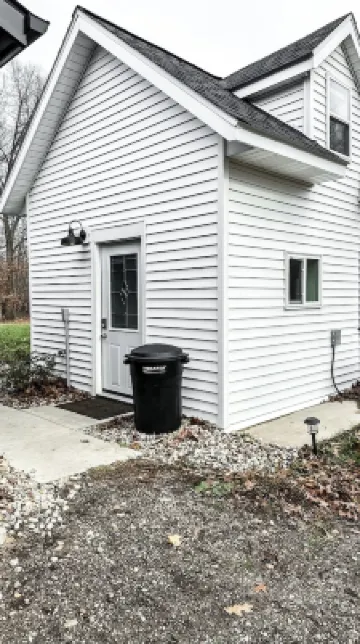 Tiny House + workspace + acreage + near lake