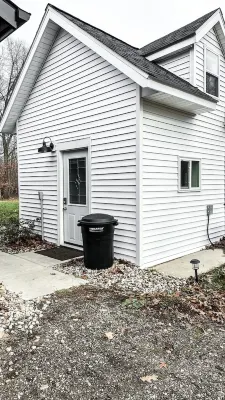 Tiny House + workspace + acreage + near lake