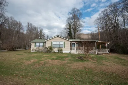 Stunning Views w/Firepit, 2/1 Cottage, Creek, Starlink, Ada + Pet Friendly