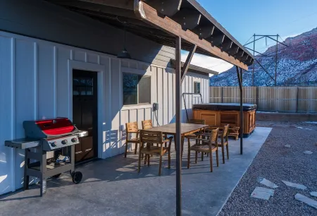 Modern mountain view house w/ private hot tub!