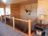 Northern Comfort Overlooking Caribou Lake- Spacious and Secluded - ブティック