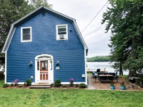 Family & Dog-Friendly Lakeside Retreat 15-Min to Mount Sunapee Hotels in Sunapee
