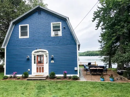 Family & Dog-Friendly Lakeside Retreat 15-Min to Mount Sunapee