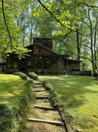 Magnolia Trace Lakefront Bliss: Rustic Stone Cottage Retreat on 5 AC- Fiber WiFi