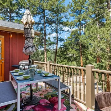 Cozy cabin with Hot tub Fireplace Fire pit Full kitchen Close to town and RMNP.