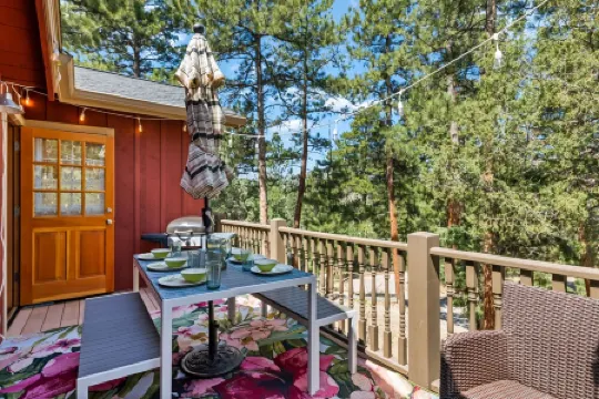 Cozy cabin with Hot tub Fireplace Fire pit Full kitchen Close to town and RMNP.