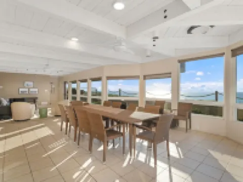 High End Oceanfront Home, a 2 min walk to Beach, Shops, Dining & More in Solana 索拉納海灘酒店