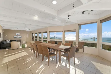 High End Oceanfront Home, a 2 min walk to Beach, Shops, Dining & More in Solana Отели в г. Солана Бич