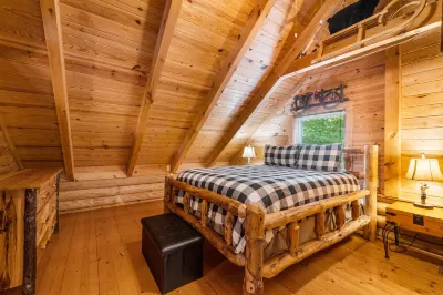Log Cabin near UTK, FP, Hot tub, Arcade, Fishing, Trails, Wildlife, Pets OK