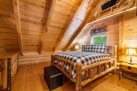 Log Cabin, Utk/Neyland, Smokies, 16Acres, FP, HotTub, Arcade, Fishing, Golf,Pets